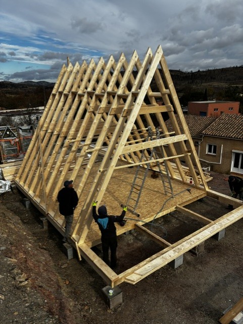 A-Frame Durban-Corbières : montage de l’ossature bois sur plots