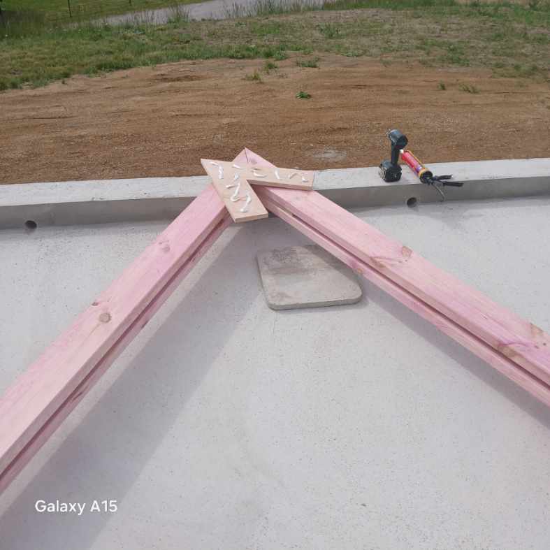 A-Frame XL Saulcy-sur-Meurthe : assemblage de la première ferme sur la dalle
