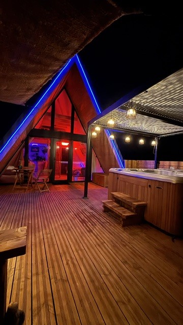 A-Frame Durban-Corbières : terrasse et spa de nuit