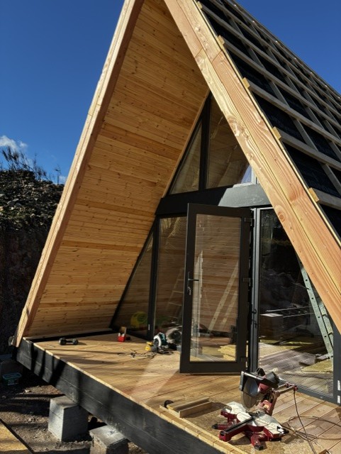 A-Frame Durban-Corbières : pignon bardé et plancher de la terrasse
