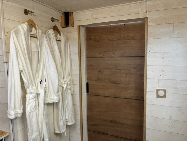 A-Frame Durban-Corbières : porte de la salle de bain et peignoirs