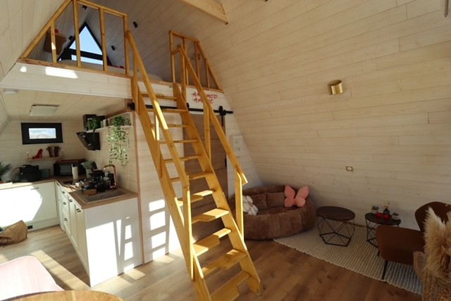 A-Frame Durban-Corbières : séjour et échelle de meunier vers la mezzanine