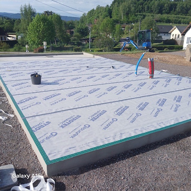 A-Frame XL Saulcy-sur-Meurthe : dalle béton avec membrane avant le montage