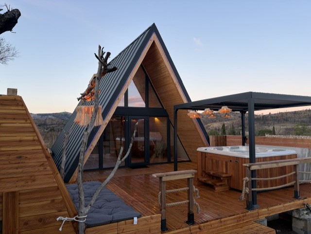 A-Frame Durban-Corbières : terrasse couverte avec spa