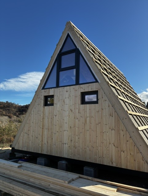 A-Frame Durban-Corbières : pignon bardé avec fenêtre triangulaire