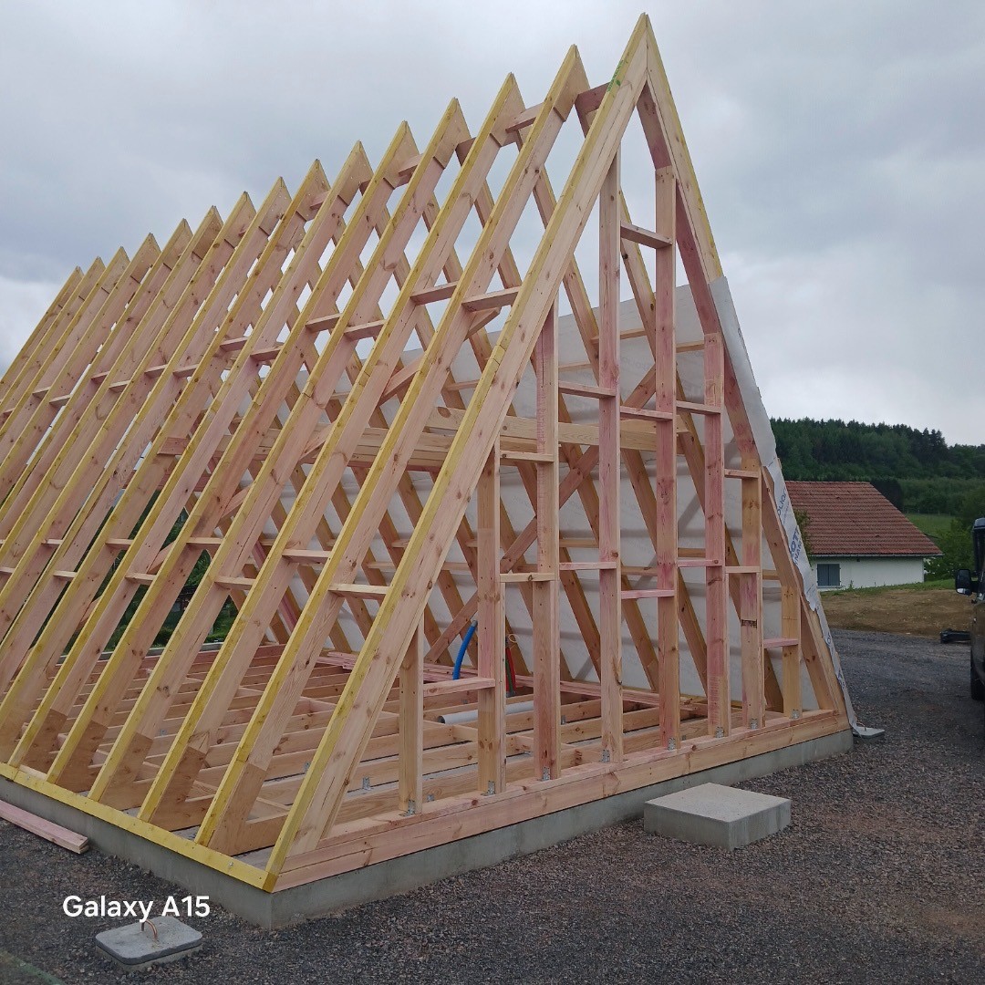 A-Frame XL Saulcy-sur-Meurthe : ossature bois montée sur la dalle