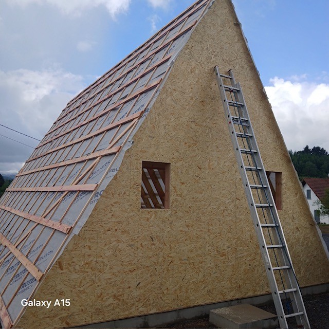A-Frame XL Saulcy-sur-Meurthe : pignon en OSB et pare-pluie sur la toiture