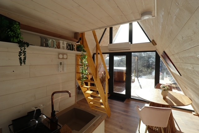 A-Frame Durban-Corbières : séjour et baie vitrée vers la terrasse