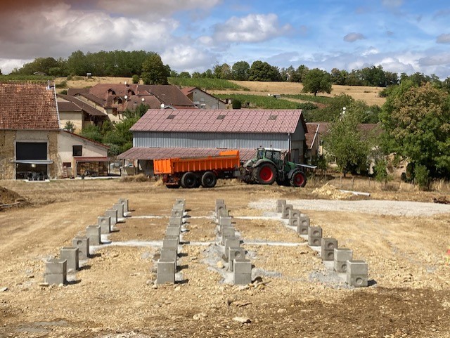 Maison en A personnalisée Jura : plots béton des fondations